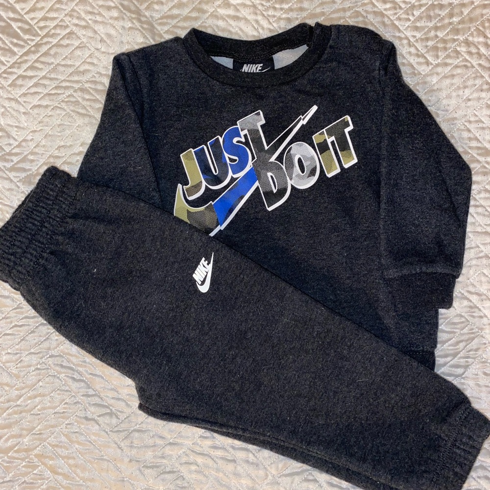 Nike Toddler Sweatsuits sz 18mo